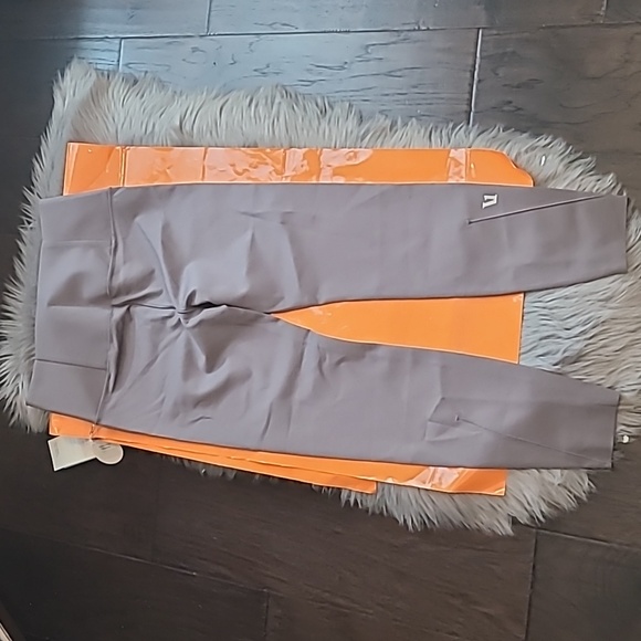 Nwt! Vuori evolve legging in smoke - Picture 6 of 7